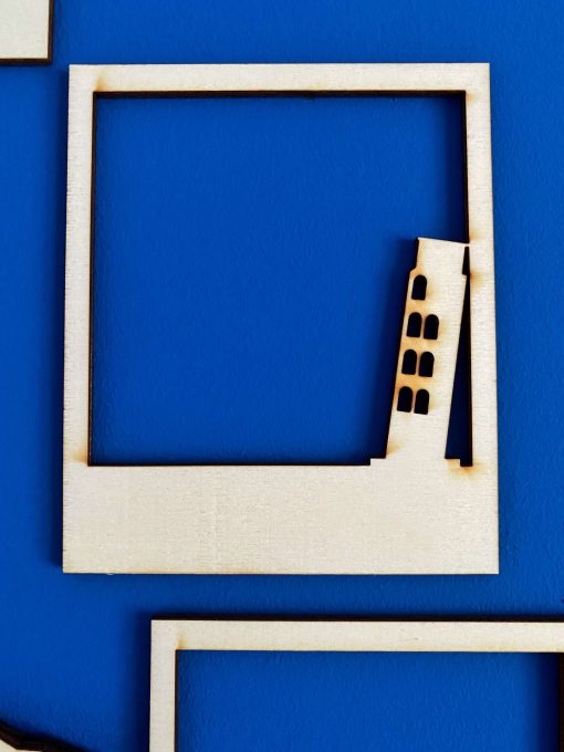 Drevený fotorámik - šikmá veža je skvelým spôsobom, ako uchovať a vystaviť vaše najkrajšie cestovateľské spomienky. Tento originálny rámik dodá vášmu interiéru osobitý nádych a pripomenie vám všetky dobrodružstvá, ktoré ste prežili.