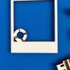 Drevený fotorámik - kúpacie koleso je skvelým spôsobom, ako uchovať a vystaviť vaše najkrajšie cestovateľské spomienky. Tento originálny rámik dodá vášmu interiéru osobitý nádych a pripomenie vám všetky dobrodružstvá, ktoré ste prežili.
