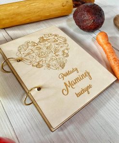 Hľadáš výnimočný darček na Deň matiek? „Poklady Maminej kuchyne“ je krásna kniha receptov, do ktorej si tvoja mamina môže zapísať všetky svoje obľúbené recepty a rodinné tajomstvá varenia. Štýlový formát A5, 40 listov a jedinečný dizajn z nej robia dokonalý darček plný spomienok a lásky.