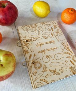 Hľadáš originálny spôsob, ako si uchovať svoje obľúbené recepty? „Tajné recepty mojej kuchyne“ je štýlová kniha receptov, vďaka ktorej môžeš mať všetky svoje kulinárske poklady na jednom mieste. Formát A5, 50 listov a elegantný dizajn z nej robia praktického pomocníka aj krásny darček pre každého, kto miluje varenie.