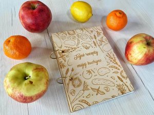 Hľadáš originálny spôsob, ako si uchovať svoje obľúbené recepty? „Tajné recepty mojej kuchyne“ je štýlová kniha receptov, vďaka ktorej môžeš mať všetky svoje kulinárske poklady na jednom mieste. Formát A5, 50 listov a elegantný dizajn z nej robia praktického pomocníka aj krásny darček pre každého, kto miluje varenie.