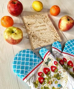 Hľadáš originálny spôsob, ako si uchovať svoje obľúbené recepty? „Tajné recepty mojej kuchyne“ je štýlová kniha receptov, vďaka ktorej môžeš mať všetky svoje kulinárske poklady na jednom mieste. Formát A5, 50 listov a elegantný dizajn z nej robia praktického pomocníka aj krásny darček pre každého, kto miluje varenie.