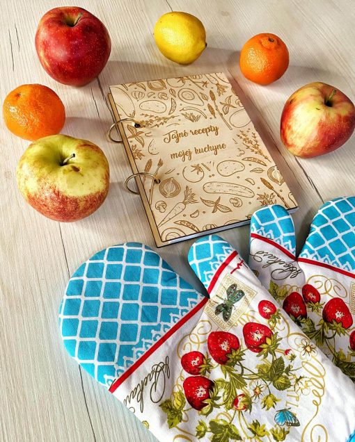 Hľadáš originálny spôsob, ako si uchovať svoje obľúbené recepty? „Tajné recepty mojej kuchyne“ je štýlová kniha receptov, vďaka ktorej môžeš mať všetky svoje kulinárske poklady na jednom mieste. Formát A5, 50 listov a elegantný dizajn z nej robia praktického pomocníka aj krásny darček pre každého, kto miluje varenie.