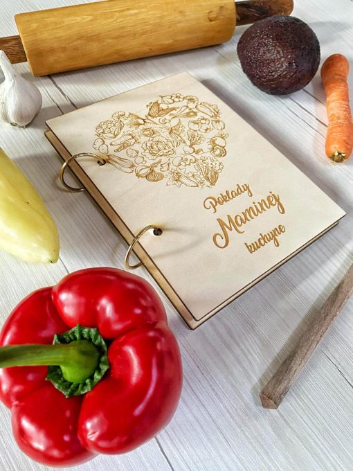 Hľadáš výnimočný darček na Deň matiek? „Poklady Maminej kuchyne“ je krásna kniha receptov, do ktorej si tvoja mamina môže zapísať všetky svoje obľúbené recepty a rodinné tajomstvá varenia. Štýlový formát A5, 40 listov a jedinečný dizajn z nej robia dokonalý darček plný spomienok a lásky.