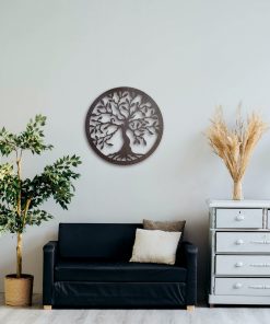 Strom života visiaci na stene v obývačke - odtieň čerň eben.