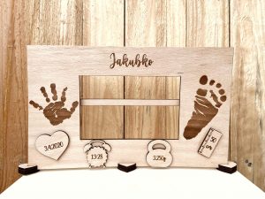 Drevený fotorámik s odtlačkami a údajmi o narodení bábätka je krásnym a osobitým spôsobom, ako si uchovať spomienky. Jemný dizajn v kombinácii s kvalitným drevom a personalizovanými detailmi vytvára perfektný darček, ktorý sa stane nezabudnuteľnou pamiatkou na prvé dni života vášho dieťatka.