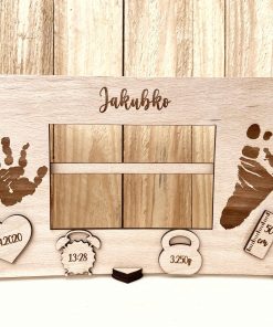 Drevený fotorámik s odtlačkami a údajmi o narodení bábätka je krásnym a osobitým spôsobom, ako si uchovať spomienky. Jemný dizajn v kombinácii s kvalitným drevom a personalizovanými detailmi vytvára perfektný darček, ktorý sa stane nezabudnuteľnou pamiatkou na prvé dni života vášho dieťatka.