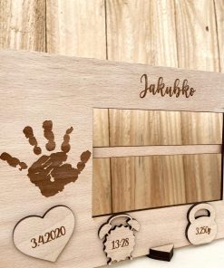 Drevený fotorámik s odtlačkami a údajmi o narodení bábätka je krásnym a osobitým spôsobom, ako si uchovať spomienky. Jemný dizajn v kombinácii s kvalitným drevom a personalizovanými detailmi vytvára perfektný darček, ktorý sa stane nezabudnuteľnou pamiatkou na prvé dni života vášho dieťatka.
