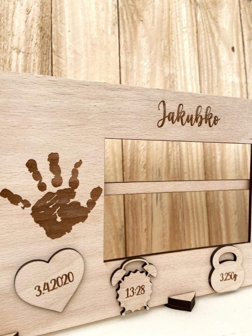 Drevený fotorámik s odtlačkami a údajmi o narodení bábätka je krásnym a osobitým spôsobom, ako si uchovať spomienky. Jemný dizajn v kombinácii s kvalitným drevom a personalizovanými detailmi vytvára perfektný darček, ktorý sa stane nezabudnuteľnou pamiatkou na prvé dni života vášho dieťatka.