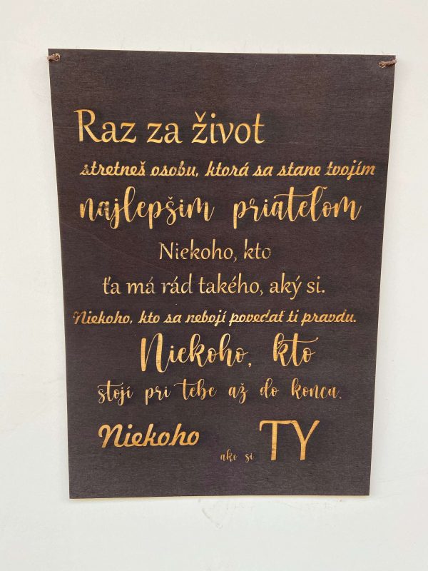 Drevená tabuľka: najlepší priateľ je krásnym spôsobom, ako vyjadriť vďaku a radosť zo skutočného priateľstva. Prírodný dizajn, kvalitné spracovanie a láskyplný odkaz z nej robia dokonalú dekoráciu do každej domácnosti.