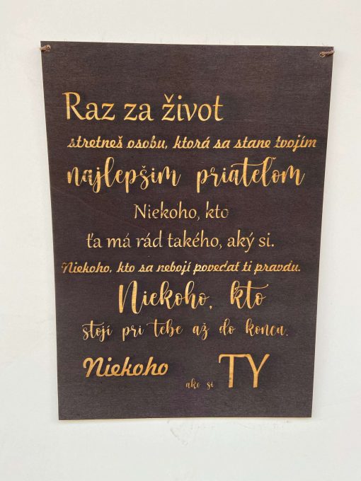 Drevená tabuľka: najlepší priateľ je krásnym spôsobom, ako vyjadriť vďaku a radosť zo skutočného priateľstva. Prírodný dizajn, kvalitné spracovanie a láskyplný odkaz z nej robia dokonalú dekoráciu do každej domácnosti.
