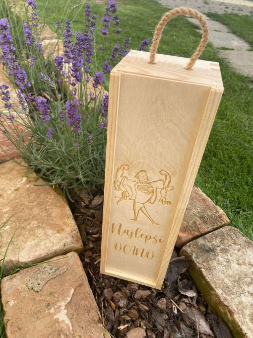 Krabica na víno pre ocina je štýlovým a vtipným spôsobom, ako mu poďakovať za všetko, čo pre teba robí. Krásne spracovaná s gravírovaným nápisom a možnosťou personalizácie – skvelý darček, ktorý ocina určite poteší!