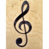 Máte doma milovníka hudby, alebo rovno muzikanta? Určite ho potešíte spestrením interiéru o tento krásny, drevený huslový kľúč ako dekorácia na stenu. Výška huslového kľúča je 39 cm a je natretý čiernym moridlom na drevo. Materiál: preglejka hrúbky 6mm.