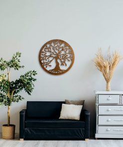 Štvorcová fotka interiéru, v ktorom visí strom života