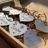 Menovky na vianočné darčeky - strieborné sú ideálnym doplnkom pre vaše vianočné balíčky. Elegantný dizajn dodá každému darčeku osobitý nádych. Vďaka týmto menovkám sa váš darček stane ešte osobnejším a vkusnejším.