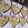 Menovky na vianočné darčeky - drevo sú ideálnym doplnkom pre vaše vianočné balíčky. Elegantný dizajn dodá každému darčeku osobitý nádych. Vďaka týmto menovkám sa váš darček stane ešte osobnejším a vkusnejším.