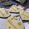 Menovky na vianočné darčeky - drevo sú ideálnym doplnkom pre vaše vianočné balíčky. Elegantný dizajn dodá každému darčeku osobitý nádych. Vďaka týmto menovkám sa váš darček stane ešte osobnejším a vkusnejším.