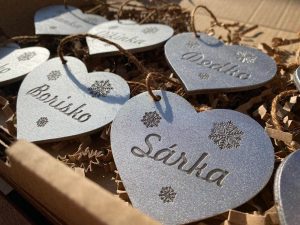 Menovky na vianočné darčeky - strieborné sú ideálnym doplnkom pre vaše vianočné balíčky. Elegantný dizajn dodá každému darčeku osobitý nádych. Vďaka týmto menovkám sa váš darček stane ešte osobnejším a vkusnejším.