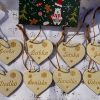 Menovky na vianočné darčeky - drevo sú ideálnym doplnkom pre vaše vianočné balíčky. Elegantný dizajn dodá každému darčeku osobitý nádych. Vďaka týmto menovkám sa váš darček stane ešte osobnejším a vkusnejším.
