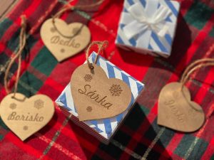 Menovky na vianočné darčeky - zlaté sú ideálnym doplnkom pre vaše vianočné balíčky. Elegantný dizajn dodá každému darčeku osobitý nádych. Vďaka týmto menovkám sa váš darček stane ešte osobnejším a vkusnejším.