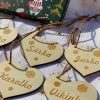 Menovky na vianočné darčeky - drevo sú ideálnym doplnkom pre vaše vianočné balíčky. Elegantný dizajn dodá každému darčeku osobitý nádych. Vďaka týmto menovkám sa váš darček stane ešte osobnejším a vkusnejším.