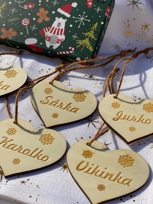 Menovky na vianočné darčeky - drevo sú ideálnym doplnkom pre vaše vianočné balíčky. Elegantný dizajn dodá každému darčeku osobitý nádych. Vďaka týmto menovkám sa váš darček stane ešte osobnejším a vkusnejším.