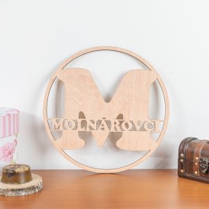 Rodinný, drevený monogram do interiéru - borovica