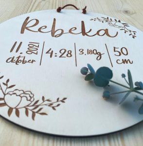 Drevená tabuľka je krásnym a osobitým spôsobom, ako oznámiť túto výnimočnú udalosť. Vyrobená z kvalitnej topoľovej preglejky, táto tabuľka s jemnými detailmi prináša eleganciu a nádych prírodného šarmu do vašej domácnosti. Ideálna na zvečnenie tejto nezabudnuteľnej chvíle.