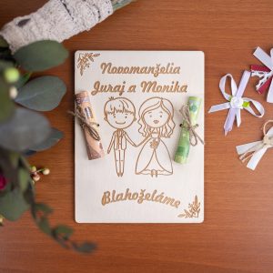 Drevený dar na paniaze. Chcete sa odlíšiť od ostatných a darovať svadobný dar štýlovo? Pripravili sme pre vás takúto krásnu doštičku s gravírovanou, svadobnou personalizáciou, na ktorú môžete pekne pripnúť finančný dar. Inak povedané, dáte peniaze na DREVO!
