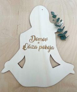 Drevená dekorácia Domov = oáza pokoja vám každý deň pripomenie, že váš domov je priestorom plným lásky a oddychu. Štýlový dizajn a prírodné drevené prevedenie krásne zapadnú do každého interiéru.