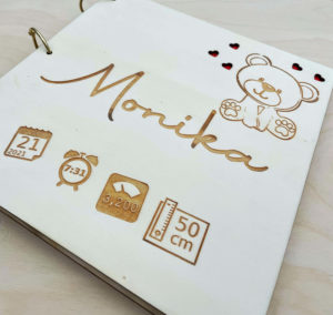 Drevený fotoalbum macík: narodenie drobčeka