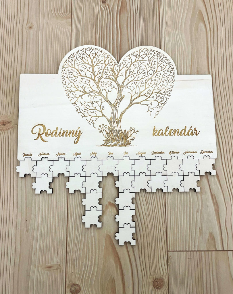 Rodinný drevený kalendár je originálny a praktický doplnok, ktorý prehľadne zaznamená narodeniny, meniny a dôležité dátumy vašich blízkych. Puzzle dieliky s možnosťou písania alebo gravírovania mien a dátumov vytvoria osobitný dotyk vo vašom interiéri. Ľahko ho pripevníte na stenu pomocou obojstranných pásikov, bez potreby vŕtania.