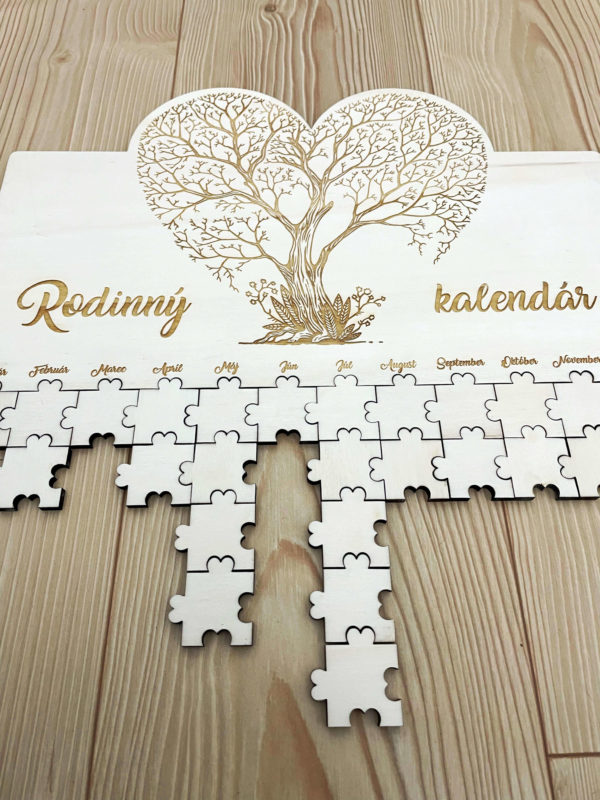 Rodinný drevený kalendár je originálny a praktický doplnok, ktorý prehľadne zaznamená narodeniny, meniny a dôležité dátumy vašich blízkych. Puzzle dieliky s možnosťou písania alebo gravírovania mien a dátumov vytvoria osobitný dotyk vo vašom interiéri. Ľahko ho pripevníte na stenu pomocou obojstranných pásikov, bez potreby vŕtania.