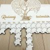 Rodinný drevený kalendár je originálny a praktický doplnok, ktorý prehľadne zaznamená narodeniny, meniny a dôležité dátumy vašich blízkych. Puzzle dieliky s možnosťou písania alebo gravírovania mien a dátumov vytvoria osobitný dotyk vo vašom interiéri. Ľahko ho pripevníte na stenu pomocou obojstranných pásikov, bez potreby vŕtania.