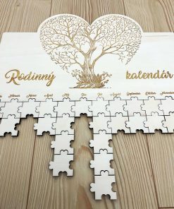 Rodinný drevený kalendár je originálny a praktický doplnok, ktorý prehľadne zaznamená narodeniny, meniny a dôležité dátumy vašich blízkych. Puzzle dieliky s možnosťou písania alebo gravírovania mien a dátumov vytvoria osobitný dotyk vo vašom interiéri. Ľahko ho pripevníte na stenu pomocou obojstranných pásikov, bez potreby vŕtania.