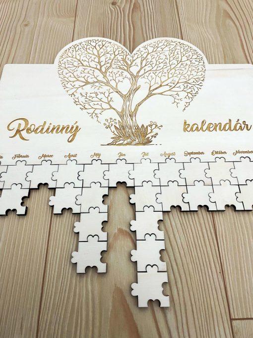 Rodinný drevený kalendár je originálny a praktický doplnok, ktorý prehľadne zaznamená narodeniny, meniny a dôležité dátumy vašich blízkych. Puzzle dieliky s možnosťou písania alebo gravírovania mien a dátumov vytvoria osobitný dotyk vo vašom interiéri. Ľahko ho pripevníte na stenu pomocou obojstranných pásikov, bez potreby vŕtania.