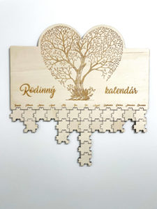 Rodinný drevený kalendár je originálny a praktický doplnok, ktorý prehľadne zaznamená narodeniny, meniny a dôležité dátumy vašich blízkych. Puzzle dieliky s možnosťou písania alebo gravírovania mien a dátumov vytvoria osobitný dotyk vo vašom interiéri. Ľahko ho pripevníte na stenu pomocou obojstranných pásikov, bez potreby vŕtania.