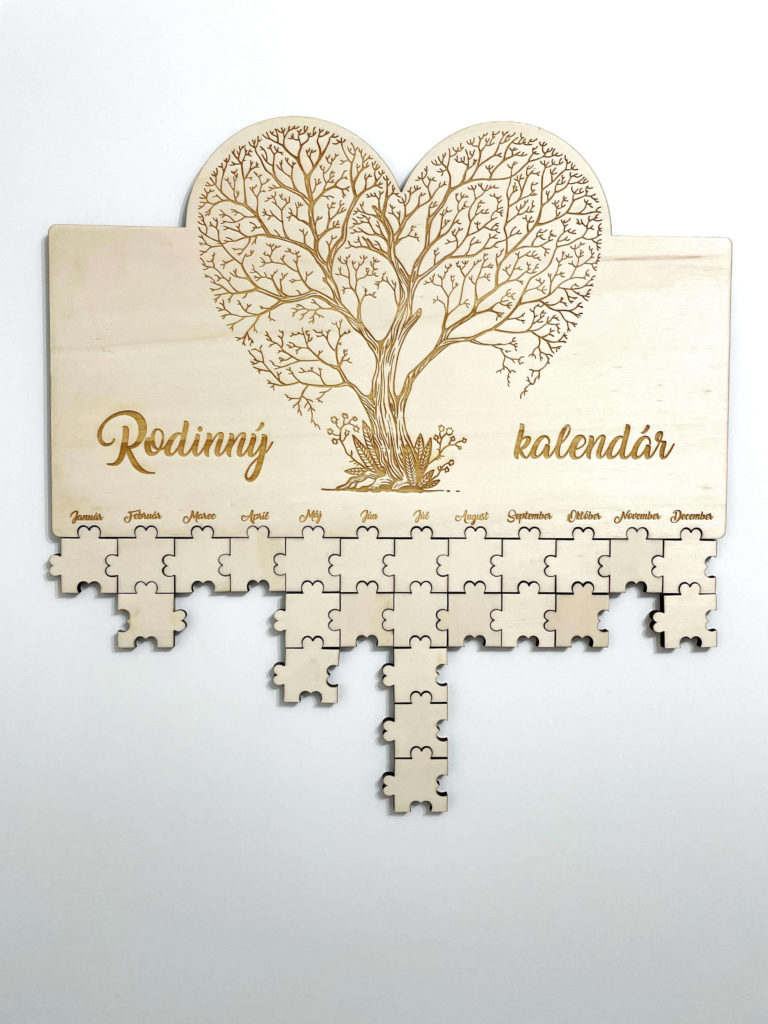 Rodinný drevený kalendár je originálny a praktický doplnok, ktorý prehľadne zaznamená narodeniny, meniny a dôležité dátumy vašich blízkych. Puzzle dieliky s možnosťou písania alebo gravírovania mien a dátumov vytvoria osobitný dotyk vo vašom interiéri. Ľahko ho pripevníte na stenu pomocou obojstranných pásikov, bez potreby vŕtania.