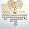 Rodinný drevený kalendár je originálny a praktický doplnok, ktorý prehľadne zaznamená narodeniny, meniny a dôležité dátumy vašich blízkych. Puzzle dieliky s možnosťou písania alebo gravírovania mien a dátumov vytvoria osobitný dotyk vo vašom interiéri. Ľahko ho pripevníte na stenu pomocou obojstranných pásikov, bez potreby vŕtania.