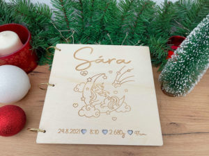 Drevený fotoalbum jednorožec: spomienka na narodenie bábätka