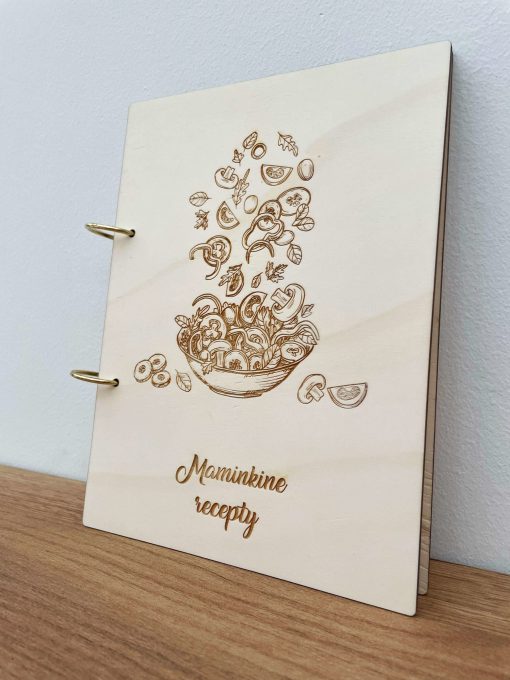 V súčasnosti je trendom téma zdravého životného štýlu. Jeho neodmysliteľnou súčasťou je strava. Každý, kto sa chce stravovať zdravo a chutne má na výber nespočetné množstvo receptov. Treba si vybrať podľa svojej chuti a tie si pekne uchovávať. Naša kniha receptov -zdravá kuchyňa je tu práve pre tých, ktorí si okrem hľadania TOP receptov na internete, radi uchovávajú recepty aj fyzicky. Písomne si chcú ukladať recepty, ktoré varili a chutia im. Vaša kuchyňa tak získa "pokladnicu", do ktorej si môžete vždy zapísať poklad v podobe chutného receptu, ktorý chcete podávať opakovane.