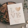 Svadobná kniha s 3D nápisom LOVE. Personalizovaný obal s menami a dátumom svadby zachová vaše najkrajšie spomienky. Ideálny doplnok na svadobné odkazy.