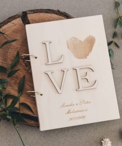 Svadobná kniha s 3D nápisom LOVE. Personalizovaný obal s menami a dátumom svadby zachová vaše najkrajšie spomienky. Ideálny doplnok na svadobné odkazy.