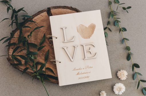 Svadobná kniha s 3D nápisom LOVE. Personalizovaný obal s menami a dátumom svadby zachová vaše najkrajšie spomienky. Ideálny doplnok na svadobné odkazy.