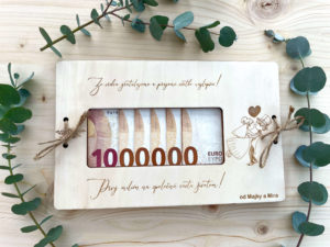 Drevená obálka na peniaze pre mladomanželov. Darujte finančný dar štýlovo, určite ich poteší ich prvý milión.