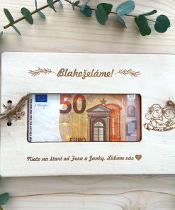 Drevená obálka na peniaze pre mladomanželov. Darujte finančný dar štýlovo, určite ich poteší ich prvý milión.
