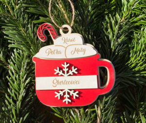 Vianočná ozdoba - 3 mená je perfektným darčekom na Vianoce! Personalizujte ju s dvoma menami a pridajte svojmu stromčeku kúzelnú atmosféru. Ideálny spôsob, ako vyjadriť lásku a zdieľať sviatočný čas s tými, na ktorých vám záleží.