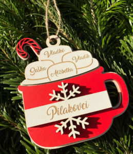 Vianočná ozdoba - 4 mená je perfektným darčekom na Vianoce! Personalizujte ju s dvoma menami a pridajte svojmu stromčeku kúzelnú atmosféru. Ideálny spôsob, ako vyjadriť lásku a zdieľať sviatočný čas s tými, na ktorých vám záleží.