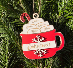 Vianočná ozdoba - 5 mien je perfektným darčekom na Vianoce! Personalizujte ju s dvoma menami a pridajte svojmu stromčeku kúzelnú atmosféru. Ideálny spôsob, ako vyjadriť lásku a zdieľať sviatočný čas s tými, na ktorých vám záleží.