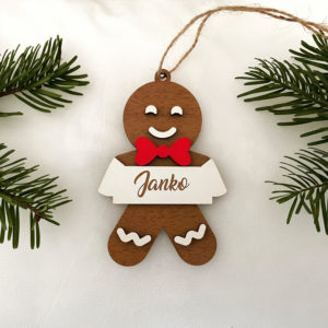 Vianočná ozdôbka Perníček – chlapček - prinesie do vášho domova kúzlo tradičných Vianoc. Roztomilý dizajn pripomína voňavé medovníky a krásne vynikne na vianočnom stromčeku.
